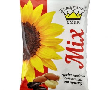 Mix of sunflower seeds with peanuts